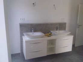 Zwei Waschbecken und vier Schubladen in einem Badezimmer