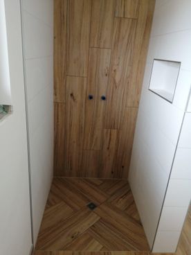 Flur mit Holztür
